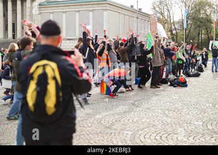 Am 11. November 2022 versammelten sich rund 292 Menschen unter dem Motto Soeders Klimamärchen, um gegen die Änderung des bayerischen Klimaschutzgesetzes zu demonstrieren. Die Aktivisten von Fridays for Future und Bund-Jugend beklagten sich, dass es reine Erscheinungsform-Politik sei. (Foto von Alexander Pohl/Sipa USA) Stockfoto