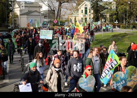 Am 11. November 2022 versammelten sich rund 292 Menschen unter dem Motto Soeders Klimamärchen, um gegen die Änderung des bayerischen Klimaschutzgesetzes zu demonstrieren. Die Aktivisten von Fridays for Future und Bund-Jugend beklagten sich, dass es reine Erscheinungsform-Politik sei. (Foto von Alexander Pohl/Sipa USA) Stockfoto