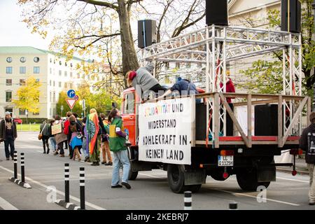 Am 11. November 2022 versammelten sich rund 292 Menschen unter dem Motto Soeders Klimamärchen, um gegen die Änderung des bayerischen Klimaschutzgesetzes zu demonstrieren. Die Aktivisten von Fridays for Future und Bund-Jugend beklagten sich, dass es reine Erscheinungsform-Politik sei. (Foto von Alexander Pohl/Sipa USA) Stockfoto