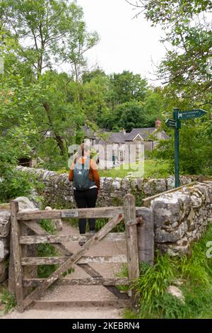 Walker überquert Viators Bridge, Milldale, Dove Dale, Peak District, England, UK Stockfoto