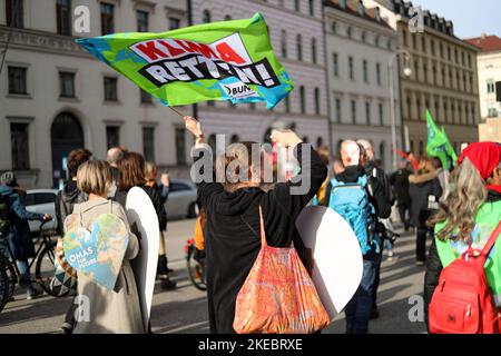 Am 11. November 2022 versammelten sich rund 292 Menschen unter dem Motto Soeders Klimamärchen, um gegen die Änderung des bayerischen Klimaschutzgesetzes zu demonstrieren. Die Aktivisten von Fridays for Future und Bund-Jugend beklagten sich, dass es reine Erscheinungsform-Politik sei. (Foto von Alexander Pohl/Sipa USA) Stockfoto