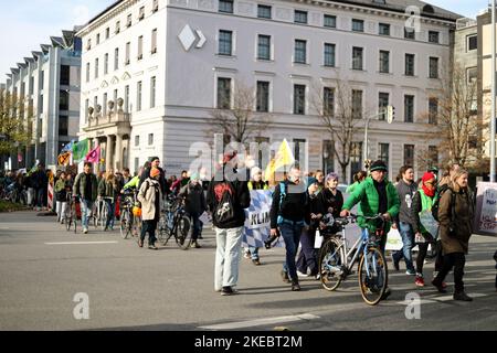 Am 11. November 2022 versammelten sich rund 292 Menschen unter dem Motto Soeders Klimamärchen, um gegen die Änderung des bayerischen Klimaschutzgesetzes zu demonstrieren. Die Aktivisten von Fridays for Future und Bund-Jugend beklagten sich, dass es reine Erscheinungsform-Politik sei. (Foto von Alexander Pohl/Sipa USA) Stockfoto