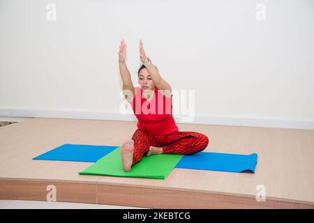 BAKU, ASERBAIDSCHAN, 10. MÄRZ 2018 : Junge attraktive Frau macht zu Hause Yoga-Übungen Stockfoto