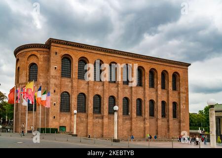 Dunkle Wolken über der berühmten Konstantinbasilika mit dem Konstantinplatz in Trier. Die römische Palastbasilika wird als... Stockfoto