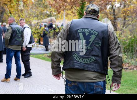 11. November 2022, Brandenburg, Schwielowsee/OT Geltow: Mitglieder der 'Recondo Vets MMC Germany' nehmen an der Eröffnung des wiederaufgebauten Ehrenhains des Lagers Marmal in Mazar-i Sharif im 'Wald der Erinnerung' beim Einsatzkommando der Bundeswehr Teil. Der Ehrenhain des Camp Marmal in Afghanistan auf dem Gelände der Henning von Tresckow Kaserne erinnert an die 59 deutschen Soldaten und die Mitglieder von 11 Nationen, die im Zusammenhang mit der Afghanistan-Mission ihr Leben verloren haben. Der Ehrenhain wurde 2007 auf Initiative von Soldaten der Bundeswehr gegründet. Nach eigener Information Stockfoto