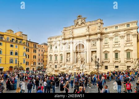 Rom Latium Italien. Menschenmenge am Trevi-Brunnen Stockfoto