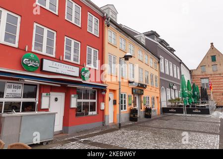 Flensburg, Deutschland - 9. Februar 2017: Bunte alte deutsche Wohnhäuser stehen entlang der Straße der Altstadt von Flensburg Stockfoto