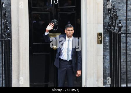 Premierminister Rishi Sunak kommt in der Downing Street No10 an Stockfoto