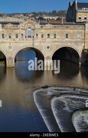 Pulteney Bridge überquert den Fluss Avon mit Wasser über das Weir, Bath, Großbritannien Stockfoto