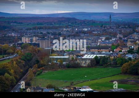 Halifax ist eine Klosterkirche und Marktstadt im Metropolitan Borough of Calderdale in West Yorkshire, England. Es ist das Handels-, Kultur- und Verwaltungszentrum des Bezirks und der Hauptsitz des Calderdale Council. Im 15.. Jahrhundert wurde die Stadt zu einem wirtschaftlichen Zentrum des alten West Riding of Yorkshire, vor allem in der Wollproduktion. Halifax ist die größte Stadt im weiteren Stadtteil Calderdale. Halifax war während der industriellen Revolution eine blühende Mühlenstadt und heute Sitz der Halifax Building Society im Besitz der Lloyds Bank Stockfoto