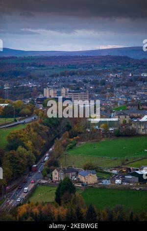 Halifax ist eine Klosterkirche und Marktstadt im Metropolitan Borough of Calderdale in West Yorkshire, England. Es ist das Handels-, Kultur- und Verwaltungszentrum des Bezirks und der Hauptsitz des Calderdale Council. Im 15.. Jahrhundert wurde die Stadt zu einem wirtschaftlichen Zentrum des alten West Riding of Yorkshire, vor allem in der Wollproduktion. Halifax ist die größte Stadt im weiteren Stadtteil Calderdale. Halifax war während der industriellen Revolution eine blühende Mühlenstadt und heute Sitz der Halifax Building Society im Besitz der Lloyds Bank Stockfoto