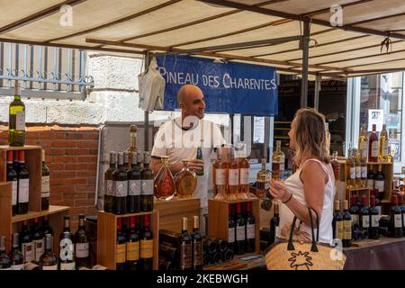 Der Lebensmittelmarkt in Le Chateau-d'Oleron, Nouvelle Aquitaine, Frankreich Stockfoto