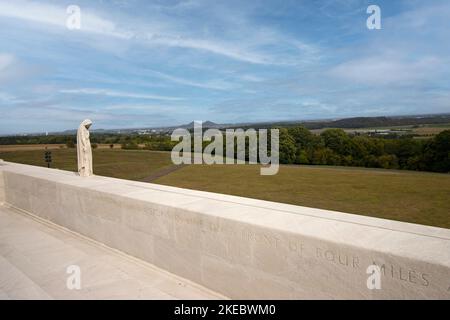 Die Figur von Kanada bereft auf dem Vimy Ridge Memorial, dem kanadischen Kriegsdenkmal, Vimy, in der Ferne die Spuren von Nordfrankreich. Stockfoto