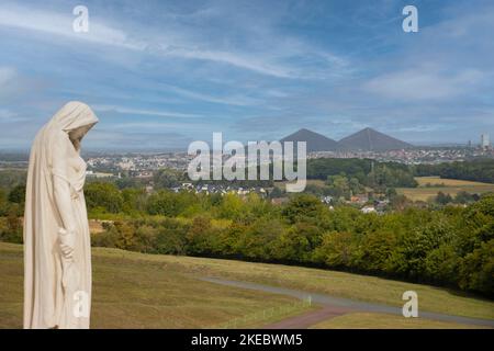 Die Figur von Kanada bereft auf dem Vimy Ridge Memorial, dem kanadischen Kriegsdenkmal, Vimy, in der Ferne die Spuren von Nordfrankreich. Stockfoto