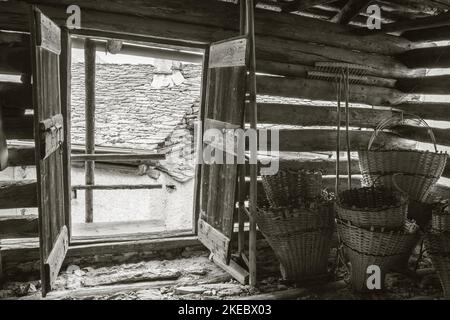Das Interioro der ländlichen Architektur des Dorfes Soglio in der Bregaglia-Reihe - Schweiz. Stockfoto