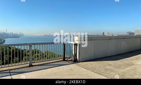 New York, NY, USA - 11. Nov 2022: Blick nach Süden von einem Fußgängerweg auf der George Washington Bridge auf einen bewölkten Blick auf NYC und New Jers Stockfoto