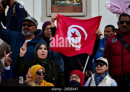 Tunis, Tunesien. 11.. November 2022. Tunesier schließen sich einer Demonstration gegen Präsident Kais Saied in der Habib Bourguiba Avenue in der Hauptstadt Tunis an. Demonstranten beschuldigten Präsident Saied, den demokratischen Prozess, der nach dem Aufstand von 2011 begann, rückgängig zu machen und gleichzeitig eine Lösung für die Wirtschaftskrise und den Mangel an Nahrungsmitteln und Brennstoffen des Landes zu fordern. Demonstranten äußerten sich auch für die Ägypter und ihr Recht auf Protest angesichts der Einschränkungen der ägyptischen Behörden (Foto: © Hasan mrad/IMAGESLIVE via ZUMA Press Wire) Stockfoto