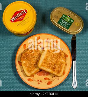 Frühstück von Champions, australischer Vegemite auf Toast mit Kerrygold, reiner irischer Grassbutter! Lecker! Stockfoto