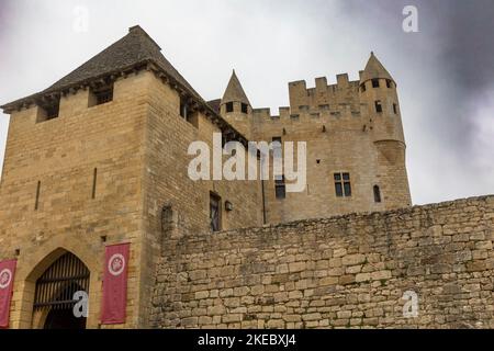 Chateau de Beynac. Auf einer schwindelerregenden Klippe mit Blick auf das Dorf Beynac-et-Cazenac steht das Schloss Beynac, ein steinerner wächter Stockfoto