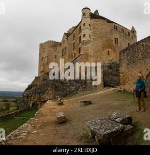 Chateau de Beynac. Auf einer schwindelerregenden Klippe mit Blick auf das Dorf Beynac-et-Cazenac steht das Schloss Beynac, ein steinerner wächter Stockfoto