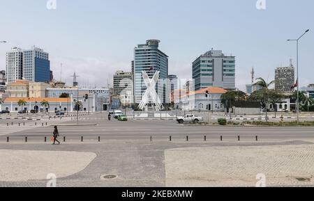 Luanda Angola - 09 17 2022: Blick auf das Luanda Marginal, Sonangol Hauptsitz Turmgebäude, Downtown Lifestyle, moderne Wolkenkratzer und andere Gebäude Stockfoto