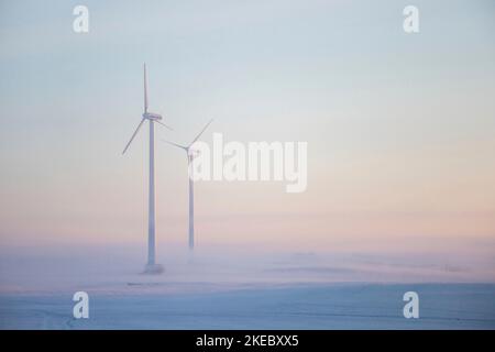 Windkraftanlage im Nebel Stockfoto