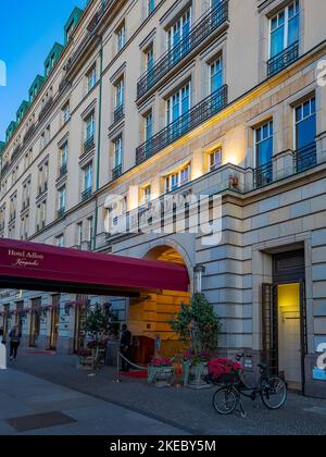 Eingang des Hotels Adlon Kempinski Berlin, Deutschland, Europa Stockfoto