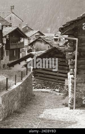 Die ländliche Architektur des Dorfes Soglio in der Bregaglia-Reihe - Schweiz. Stockfoto