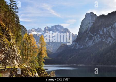 Gosauer See mit Dachsteinberg im Salzkammergut, Österreich, an einem Herbsttag Stockfoto