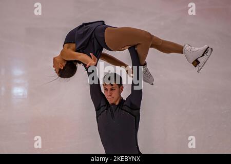 SHEFFIELD, Sheffield. 11., 2022. November. Anastasia Vaipan-Law und Luke Digby aus Großbritannien im Training während des ISU Grand Prix - MK John Wilson Trophy 2022 auf der ICE Sheffield am Freitag, den 11. November 2022. SHEFFIELD, Sheffield. Kredit: Taka G Wu/Alamy Live Nachrichten Stockfoto