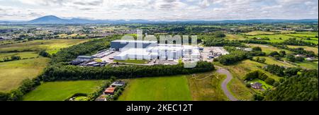 BALLINA, COUNTY MAYA, IRLAND - AUGUST 01 2022 : Coca Cola stellt die Konzentrate her, die zur Herstellung von kohlensäurehaltigen Getränken verwendet werden. Stockfoto