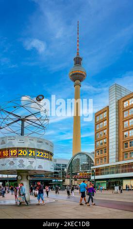 Die Weltzeituhr und der Fernsehturm am Alexanderplatz in Berlin Stockfoto