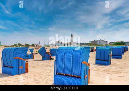 Warnemünde Strand mit Blick auf den Leuchtturm und Teepott, Hansestadt Rostock, Ostseeküste, Mecklenburg-Vorpommern, Deutschland, Europa Stockfoto