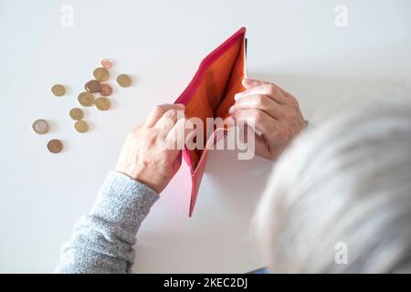 Nahaufnahme der reifen Frau suchen in ihrer Brieftasche Ohne Dollar oder Euro drin - schlechter Rentner Mit schwer zu erreichen, die und des Monats Stockfoto