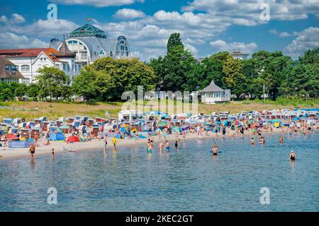 Lebhafter Strand im Ostseebad Binz. Rügen, Mecklenburg-Vorpommern, Deutschland, Europa Stockfoto