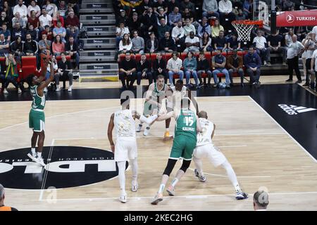 Keenan EVANS von Zalgiris Kaunas und der Tyler CAVANAUGH von Zalgiris Kaunas und Charles KAHUDI von Lyon während des Euroleague-Basketballspiels von Turkish Airlines zwischen LDLC ASVEL Villeurbanne und Zalgiris Kaunas am 10. November 2022 in Astroballe in Villeurbanne, Frankreich - Foto: Romain Biard/DPPI/LiveMedia Stockfoto