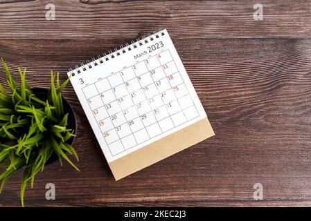 März 2023 Tischkalender auf Holzhintergrund Stockfoto