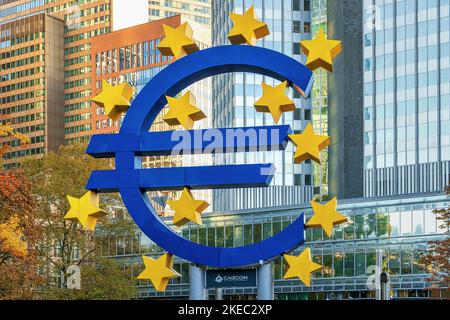 Frankfurt am Main, Deutschland - 17.. Oktober 2022: Sehr erkennbares symbolisches Euro-Zeichen vor dem Hauptsitz der Europäischen Zentralbank Stockfoto