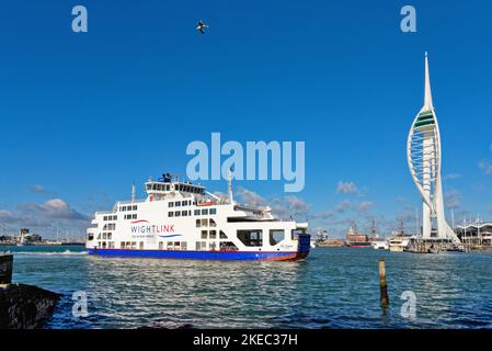 Die Wightlink Isle of Wight Fähre, St.Clare Ankunft am Hafen von Portsmouth mit dem Spinnaker Tower im Hintergrund an einem sonnigen Herbsttag, Hampshire Stockfoto