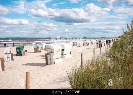 Ostseestrand Kaiserbad Heringsdorf mit Seebrücke tagsüber im Sommer. Stockfoto