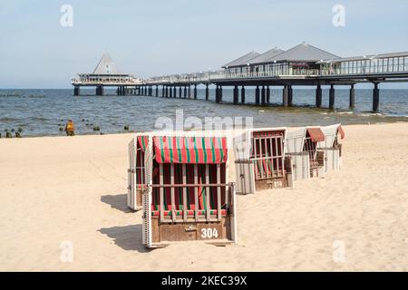 Ostseestrand Kaiserbad Heringsdorf mit Seebrücke tagsüber im Sommer. Stockfoto