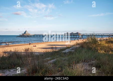 Ostseestrand Kaiserbad Heringsdorf mit Seebrücke tagsüber im Sommer. Stockfoto