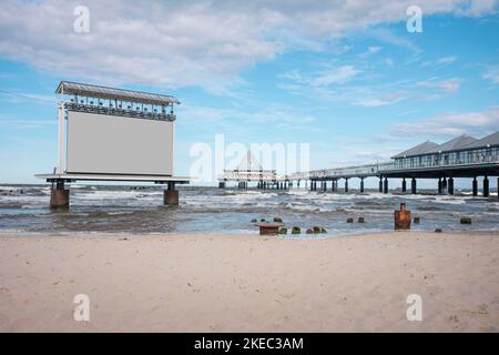 Ostseestrand Kaiserbad Heringsdorf mit Seebrücke tagsüber im Sommer. Stockfoto