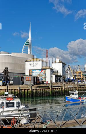 Der Bridge Tavern Pub in Camber liegt an einem sonnigen Herbsttag im historischen Portsmouth, Hampshire England Stockfoto