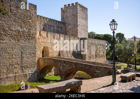 Castelo de Sao Jorge Schloss in Lissabon im Sommer tagsüber. Stockfoto