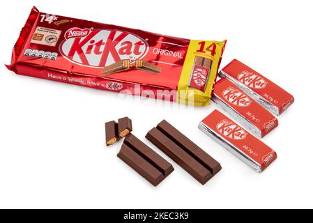 Turin, Italien - 15. Oktober 2022: Kit Kat Nestle Schokoriegel mit Schokoladenüberzug, von Rowntree England, Packung mit 14 Einzelportierungen und Schnittschnitt Stockfoto