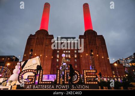 London, Großbritannien. 11.. November 2022. Vor dem Hintergrund des legendären Battersea Power Station begrüßt die GLIDE Eisbahn heute Abend zum ersten Mal Schlittschuhe und Zuschauer. Die Eisbahn in Battersea, die anstelle einer früheren Eisbahn im Naturhistorischen Museum eingerichtet wurde, wird die Besucher bis zum 8.. Januar 2023 unterhalten. Kredit: Imageplotter/Alamy Live Nachrichten Stockfoto