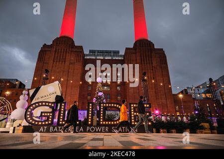 London, Großbritannien. 11.. November 2022. Vor dem Hintergrund des legendären Battersea Power Station begrüßt die GLIDE Eisbahn heute Abend zum ersten Mal Schlittschuhe und Zuschauer. Die Eisbahn in Battersea, die anstelle einer früheren Eisbahn im Naturhistorischen Museum eingerichtet wurde, wird die Besucher bis zum 8.. Januar 2023 unterhalten. Kredit: Imageplotter/Alamy Live Nachrichten Stockfoto