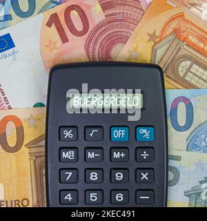 Taschenrechner mit dem Wort „Bürgergeld“ auf dem Display, Übersetzung „Bürgergeld“ Stockfoto