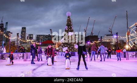 London, Großbritannien. 11.. November 2022. Vor dem Hintergrund des legendären Battersea Power Station begrüßt die GLIDE Eisbahn heute Abend zum ersten Mal Schlittschuhe und Zuschauer. Die Eisbahn in Battersea, die anstelle einer früheren Eisbahn im Naturhistorischen Museum eingerichtet wurde, wird die Besucher bis zum 8.. Januar 2023 unterhalten. Kredit: Imageplotter/Alamy Live Nachrichten Stockfoto